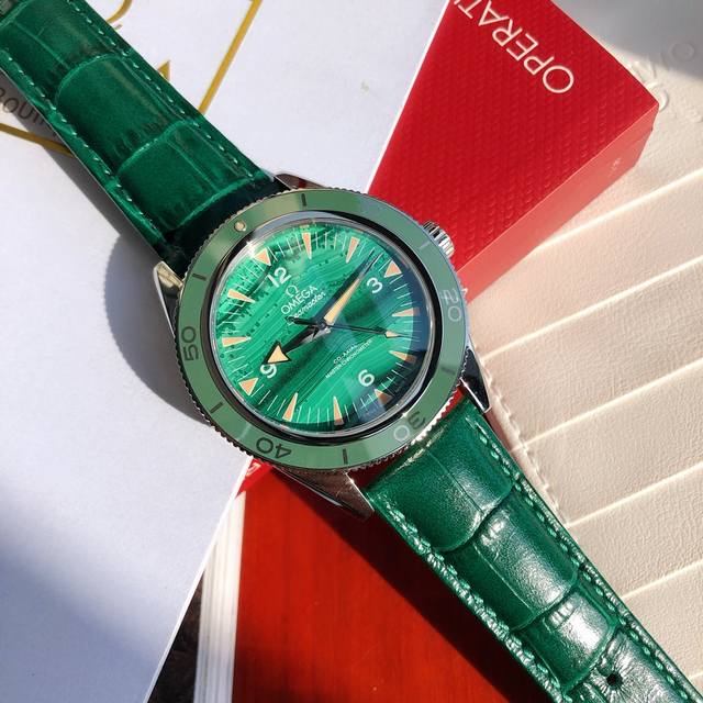 配盒 支持香港 美国直邮 新款 欧米茄海马系列青金石重磅来袭 1957年 欧米茄推出了一款专为潜水者特别设计的腕表 海马300腕表 如今 这款传奇腕表的经典设计